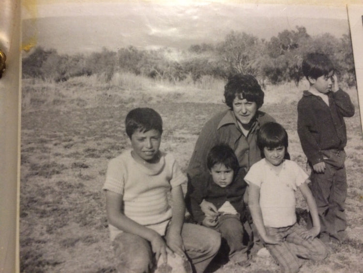 Esta es una foto de una fotografía Caco y Mamá